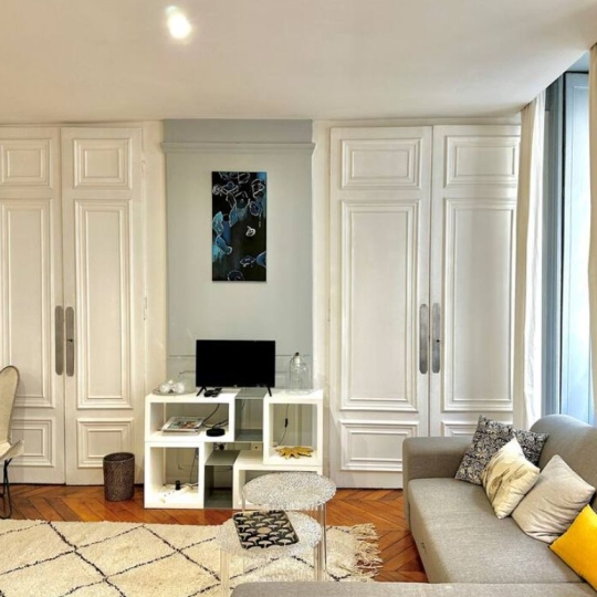  Annonces CRAPONNE : Apartment | LYON (69002) | 55 m2 | 1 950 € 